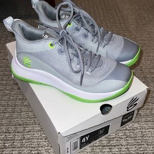 Steph curry basketball shoes. Worn once size 4Y 🏀